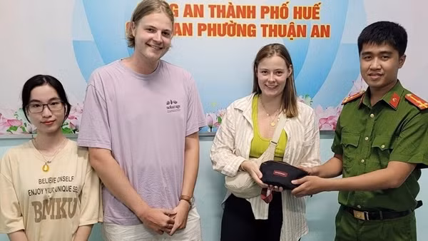 Du khách người Đức xúc động khi được Công an phường trao trả tài sản đánh rơi