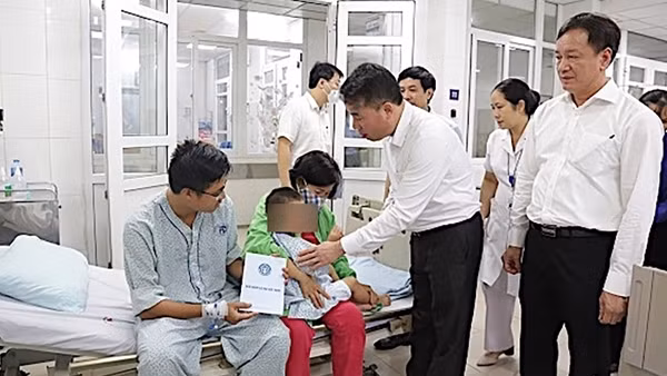 Lãnh đạo BHXH Việt Nam thăm hỏi, hỗ trợ người bị thương trong vụ cháy chung cư mini tại Hà Nội