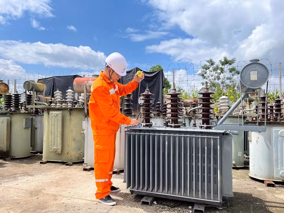 Sản lượng điện thương phẩm trong 8 tháng của EVNNPC đạt 58,66 tỷ kWh -0