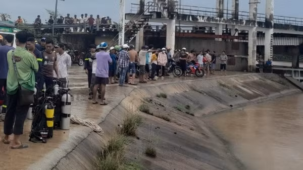 Nhóm học sinh rủ nhau tắm sông, 2 em mất tích