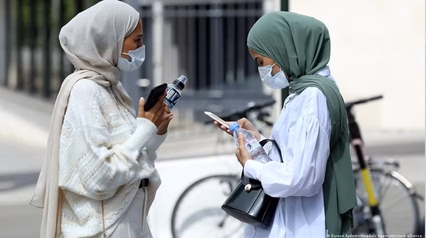 Tranh cãi việc Pháp cấm nữ sinh Hồi giáo mặc abaya -0
