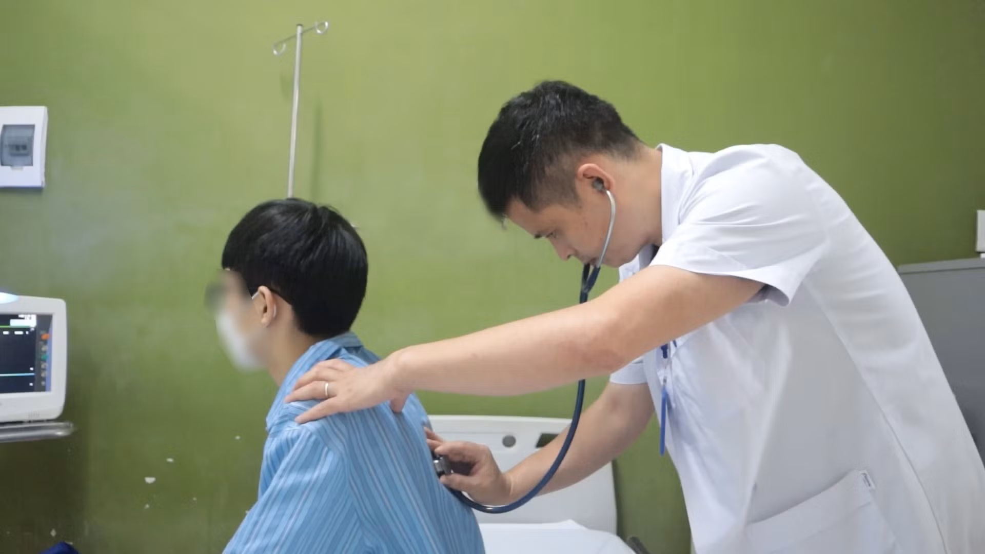 Thay van động mạch chủ cho thiếu niên 14 tuổi từ tĩnh mạch đùi -0
