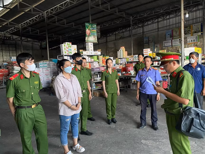 Khởi tố, bắt tạm giam bị can về hành vi mua bán hàng cấm -0