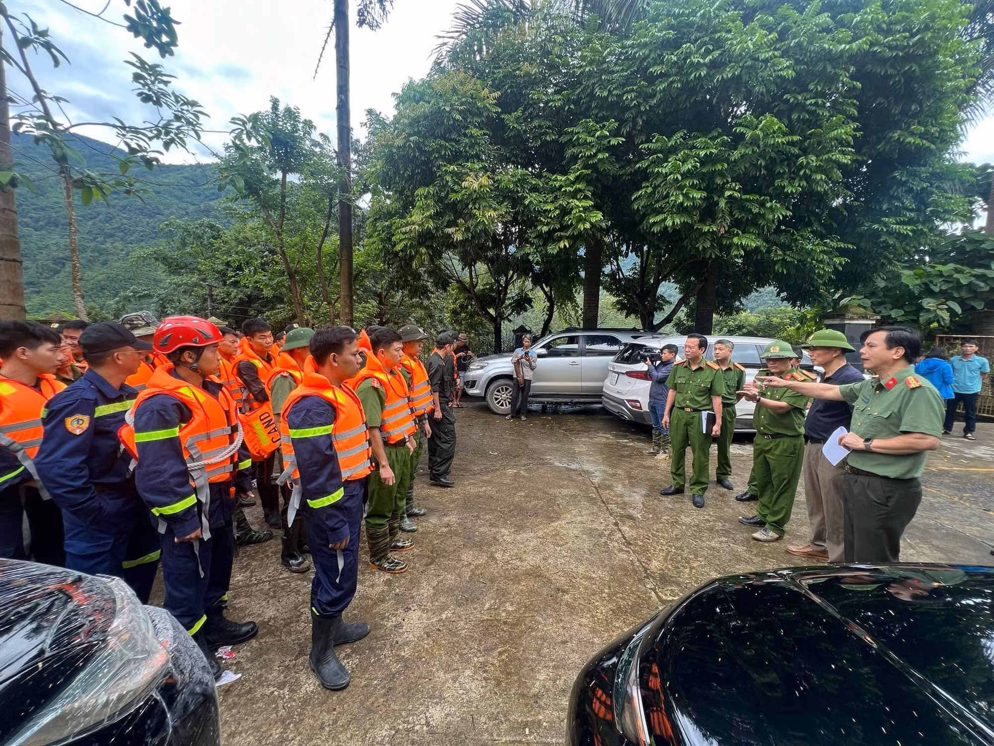 Lào Cai: Huy động hàng trăm CBCS cứu nạn người dân trong mưa lũ -0