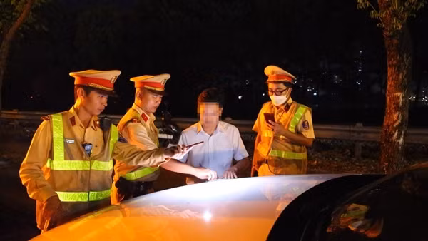 Tài xế chây ỳ cả tiếng đồng hồ, né tránh CSGT đo nồng độ cồn