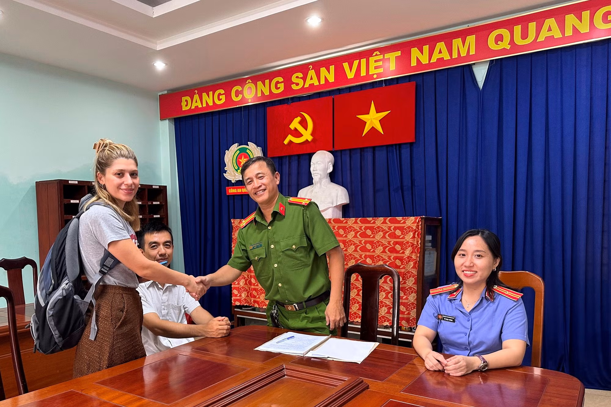 Shipper trên đường giao hàng, “sẵn tiện” cướp giật điện thoại của du khách nước ngoài -0