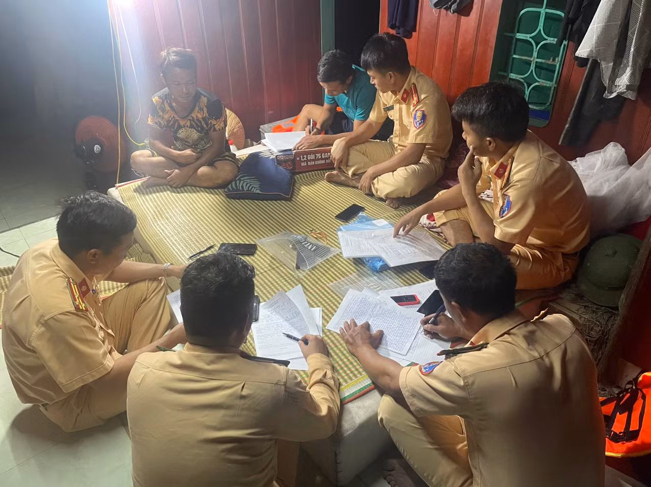 Cục CSGT bắt giữ 4 phương tiện bơm hút cát trái phép -0
