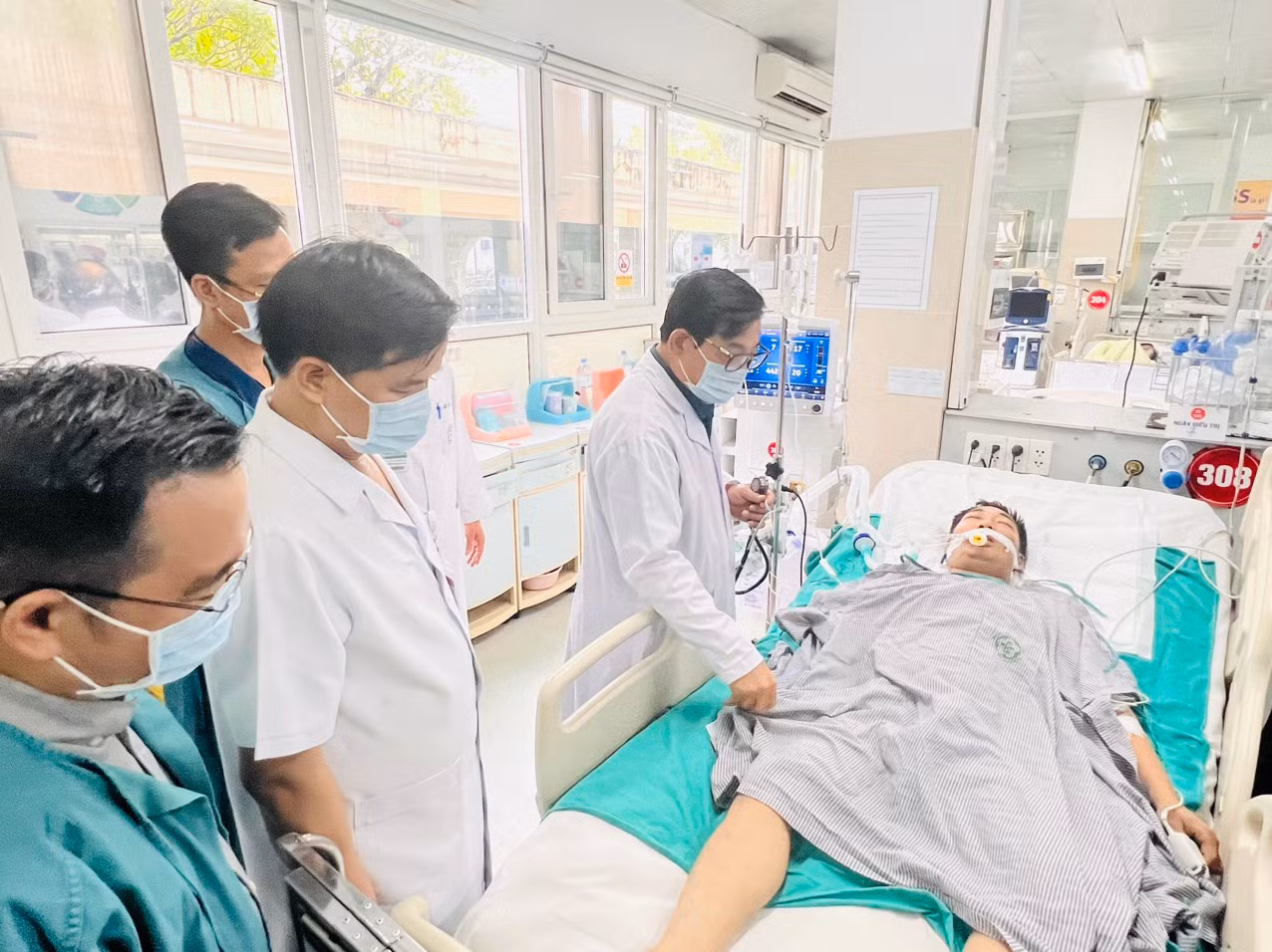 Bộ Y tế chỉ đạo thành lập Tổ công tác đặc biệt để cứu chữa bệnh nhân trong vụ cháy chung cư mini -0