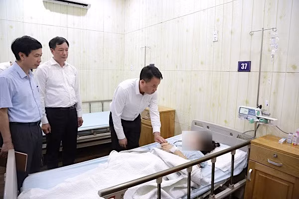 Lãnh đạo BHXH Việt Nam thăm hỏi, hỗ trợ người bị thương trong vụ cháy chung cư mini tại Hà Nội -0
