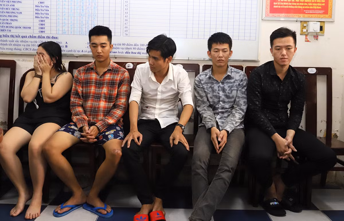 Triệt phá băng nhóm chuyên dụ dỗ thiếu nữ, chụp ảnh khỏa thân rồi khống chế, ép bán dâm -0