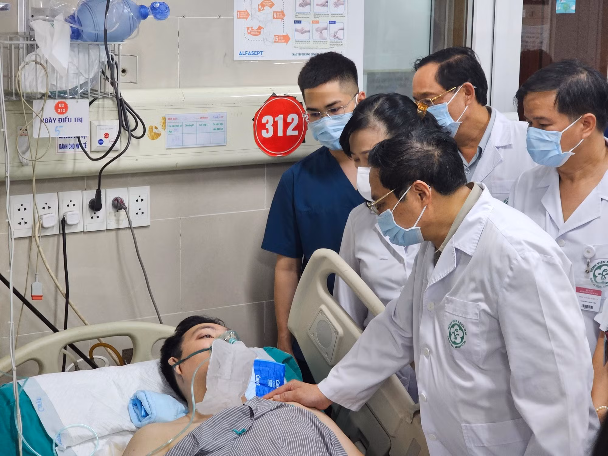 Thủ tướng chỉ đạo Bệnh viện Bạch Mai tập trung mọi nguồn lực cứu chữa người bệnh -0