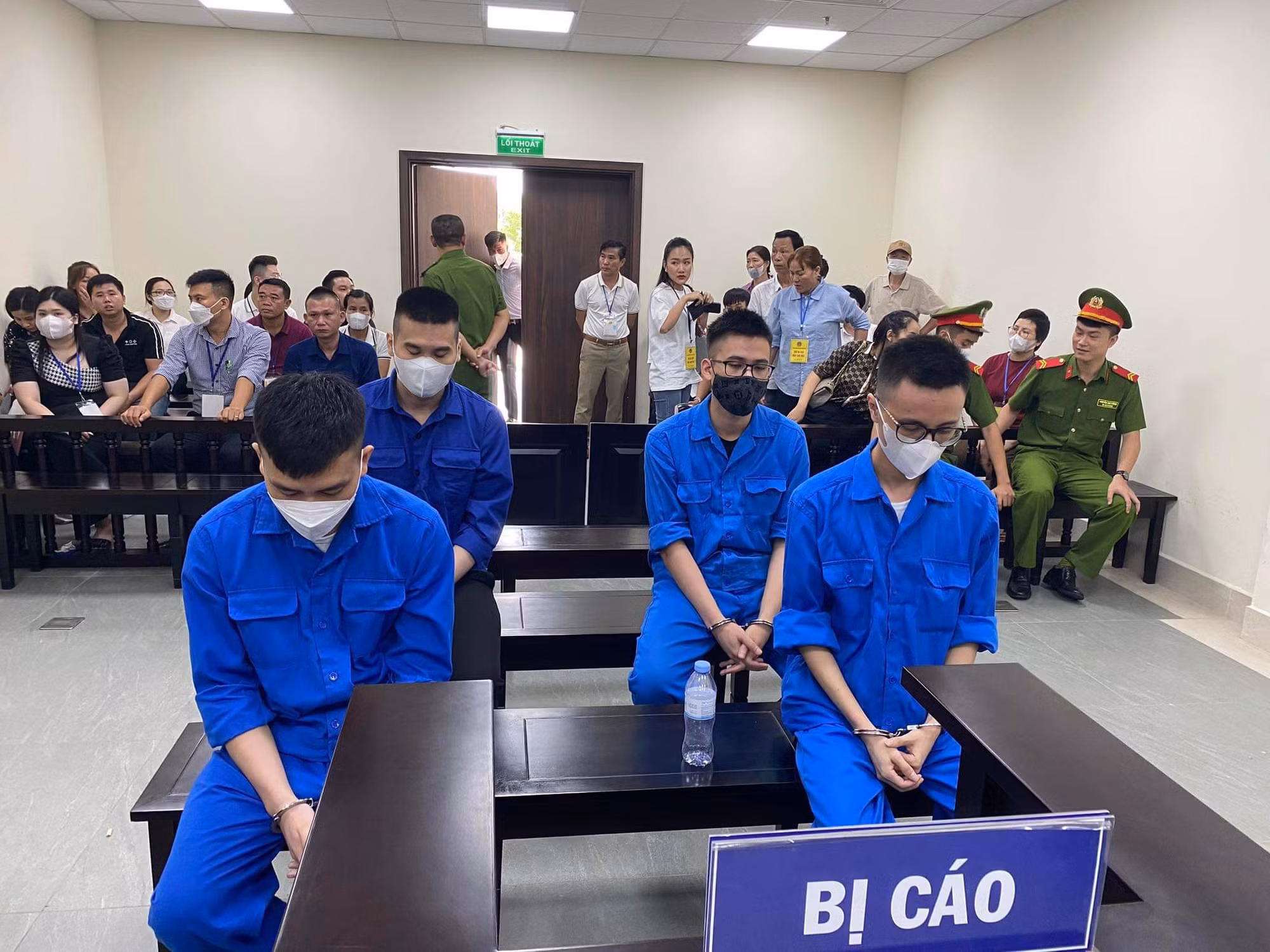 Cưỡng đoạt ôtô của bạn kinh doanh bất động sản, 4 bị cáo lĩnh hơn 32 năm tù -0