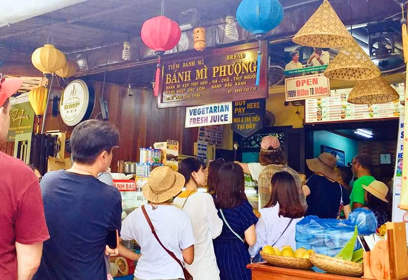 91 người dân và du khách ngộ độc, buộc đóng cửa cơ sở bánh mỳ Phượng để điều tra -0