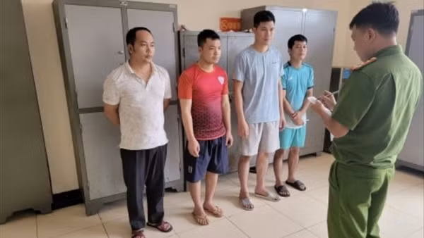 Bắt giữ 5 nhân viên bốc xếp hành lý tại Sân bay quốc tế Nội Bài trộm cắp tài sản