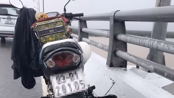Mẹ ôm con 2 tuổi nhảy cầu Cổ Chiên