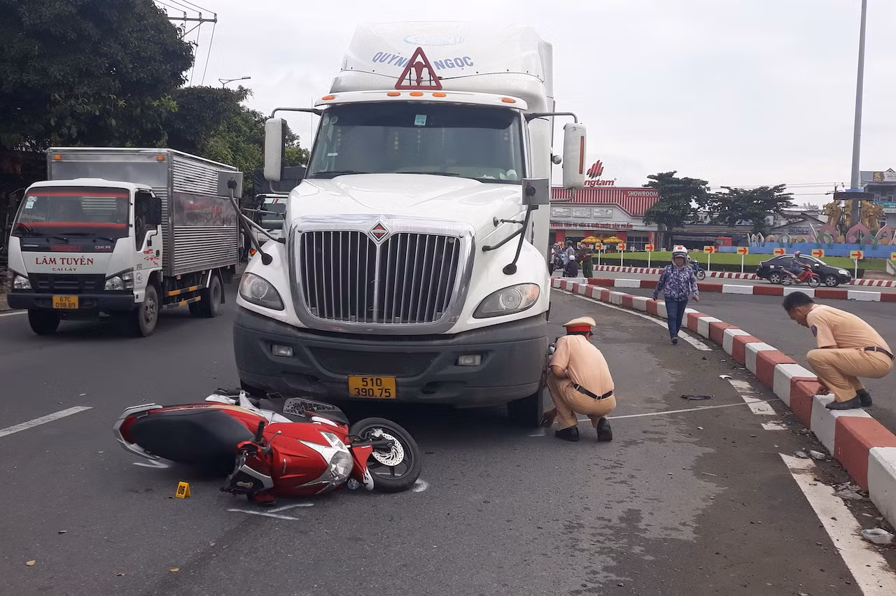 Người phụ nữ tử vong sau va chạm với xe container -0