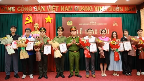 Trao giải nhiều cá nhân dự thi Tìm hiểu Luật phòng chống ma túy