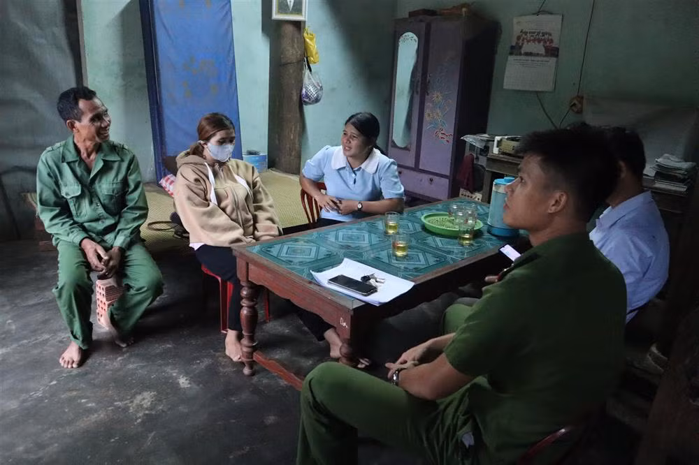 Công an xã giải cứu nhiều phụ nữ bị đưa ra nước ngoài -0
