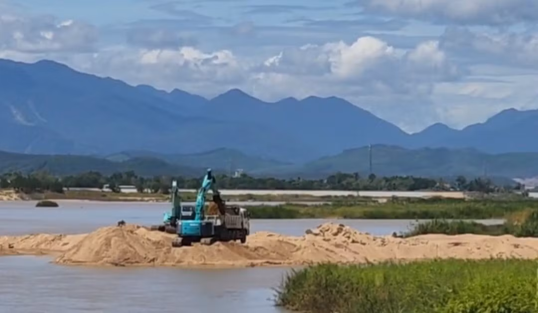  Có lệnh đóng cửa mỏ hơn hai tháng vẫn múc cát dưới sông chở đi nơi khác -0