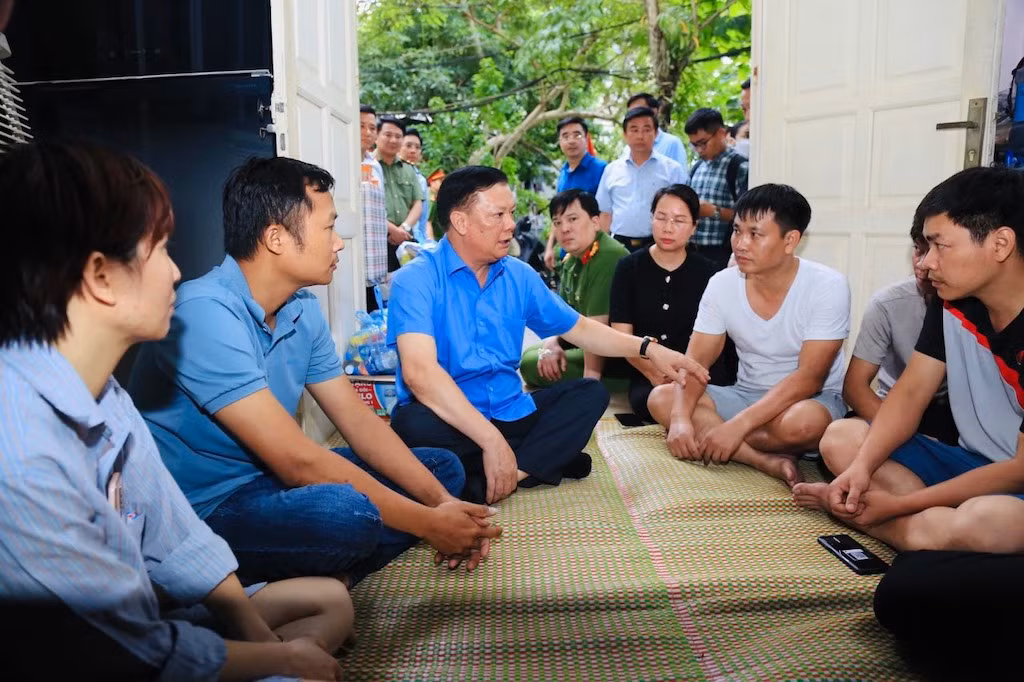 Bí thư Thành ủy Đinh Tiến Dũng thăm, động viên, trao hỗ trợ cho nạn nhân vụ cháy tại Thanh Xuân -0
