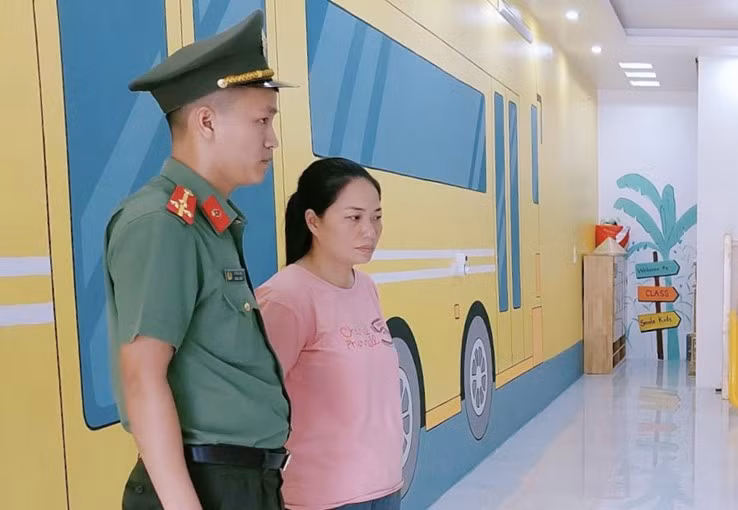 Bắt tạm giam 3 đối tượng làm giả hồ sơ cho người nước ngoài ở lại Việt Nam trái phép -0