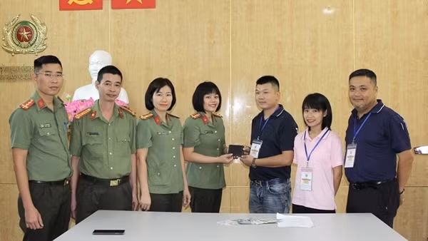 Trao trả ví cùng giấy tờ đánh rơi cho chuyên gia người Trung Quốc
