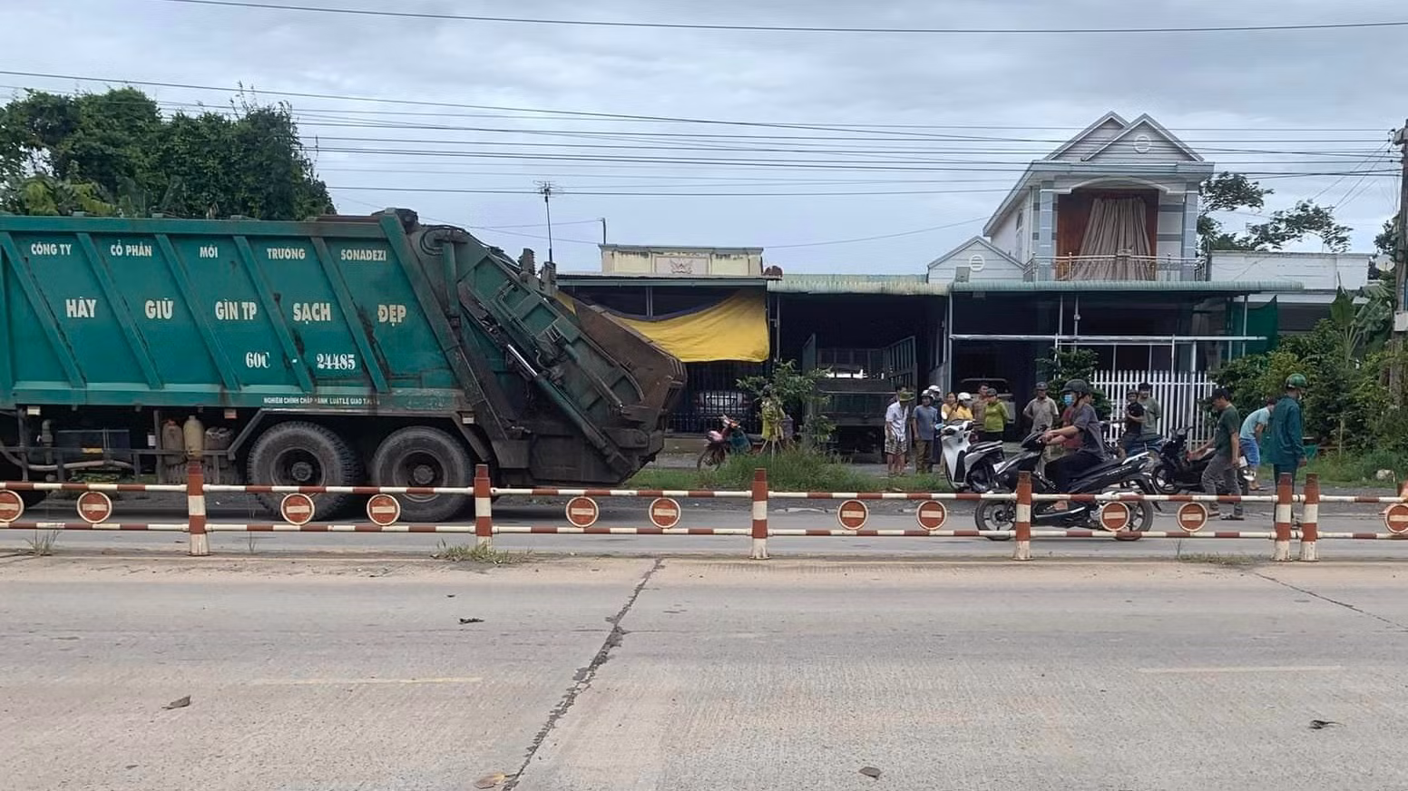 Xe chở rác ép sát lề gây tai nạn khiến học sinh lớp 1 tử vong -0