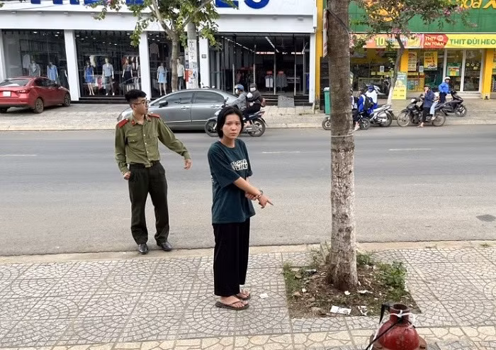 Vợ trẻ đoạt mạng chồng bằng một nhát dao -0