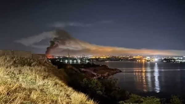Ukraine nã 10 tên lửa, đánh trúng 2 tàu Nga đang sửa ở Crimea