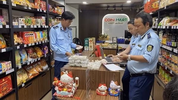 Phát hiện nhiều điểm kinh doanh bánh trung thu không rõ nguồn gốc