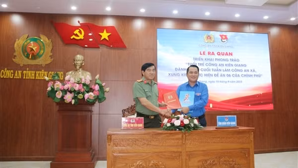 Tuổi trẻ Công an Kiên Giang dành ngày cuối tuần làm Công an xã