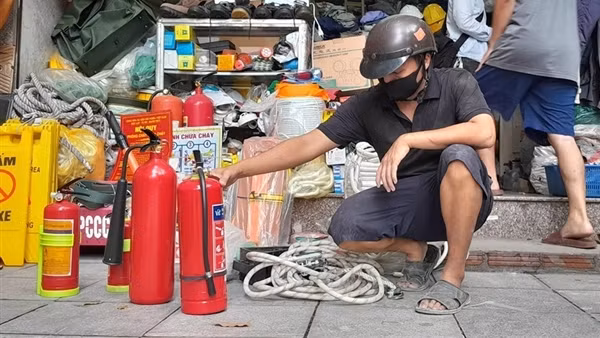 Người dân đổ xô mua trang thiết bị phòng cháy, chữa cháy