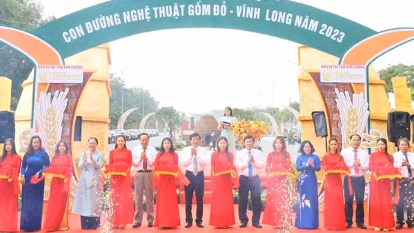 Khai mạc “Con đường nghệ thuật gốm đỏ Vĩnh Long”