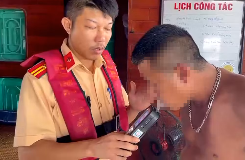 Tuần tra sông Đuống, CSGT đường thủy phát hiện nhiều “ma men” -0