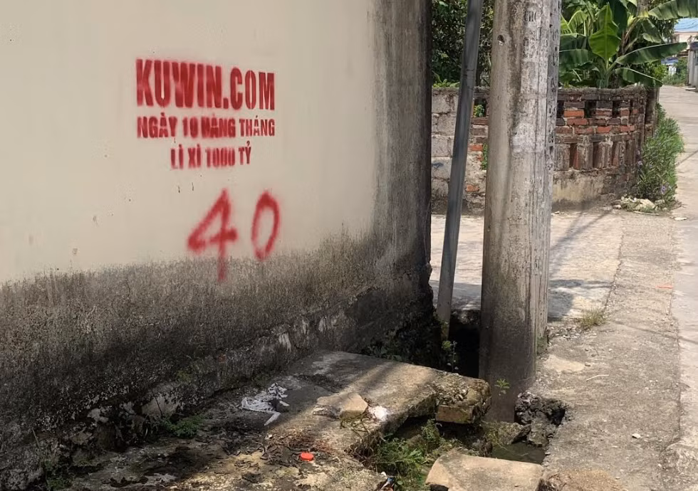 Hai đối tượng phun quảng cáo “lì xì 1000 tỷ” lên tường nhà dân -1
