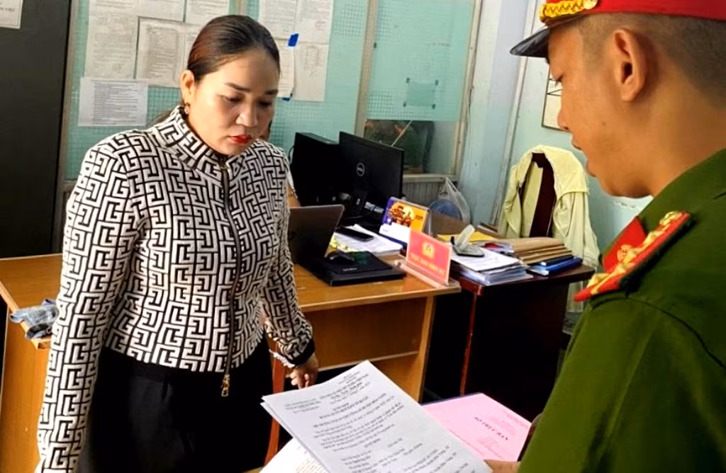 “Cô đồng” lừa giải hạn chiếm đoạt hàng trăm triệu đồng -0