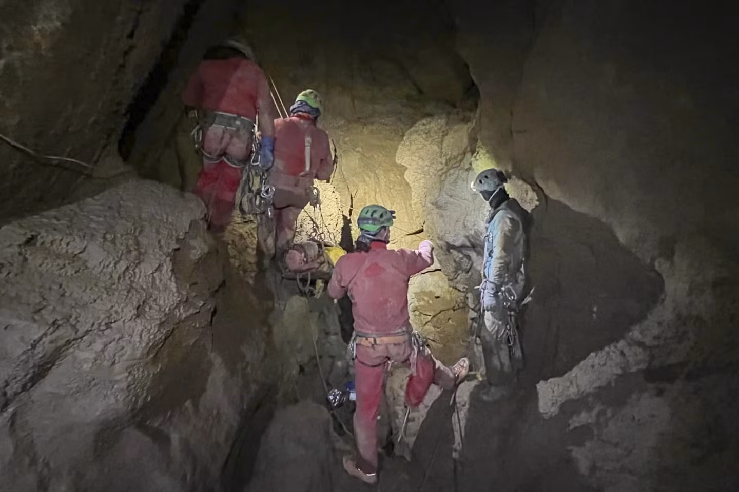 Giải cứu thành công nhà thám hiểm khỏi hang động sâu hàng nghìn mét -0