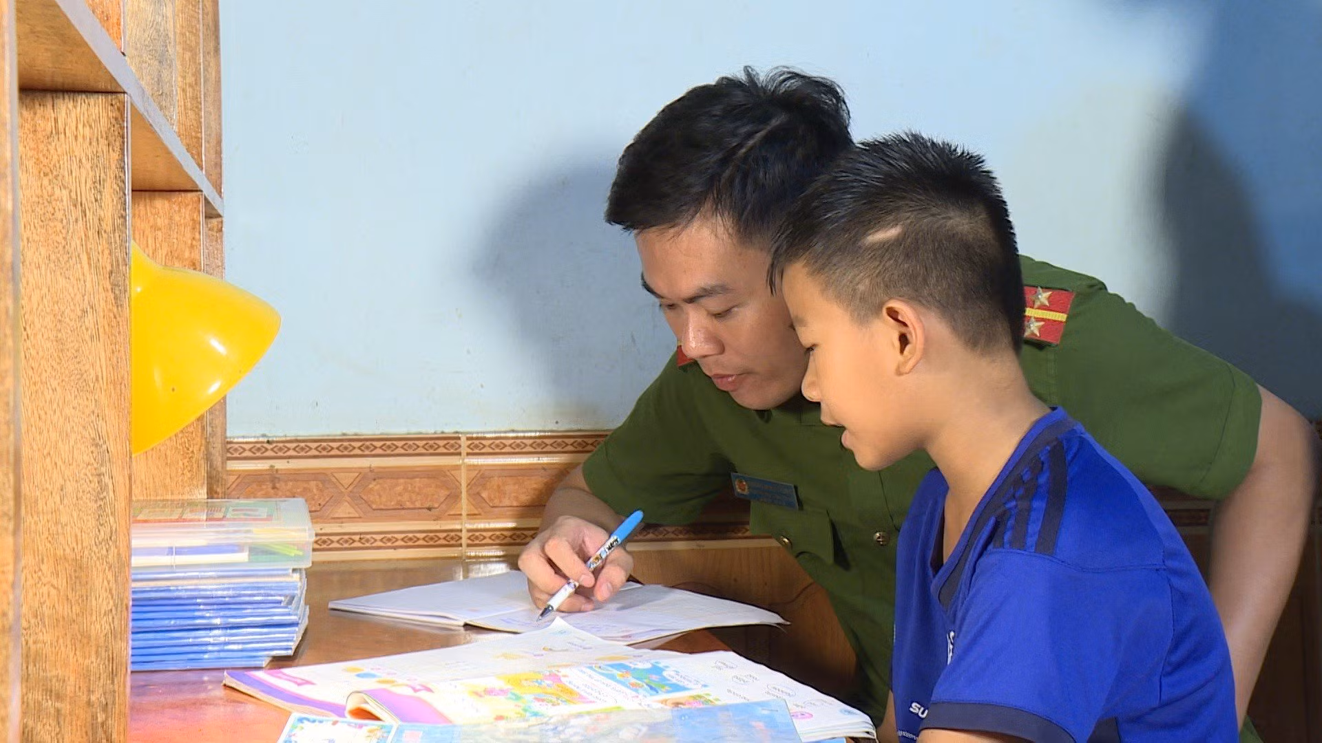 Ấn tượng về lớp học tiếng Anh miễn phí của Phó trưởng Công an xã -0
