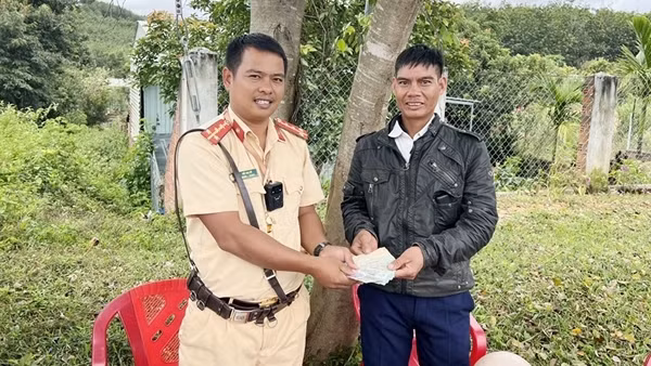Nhặt được chiếc ví có 19 triệu đồng, CSGT tìm trả người đánh rơi