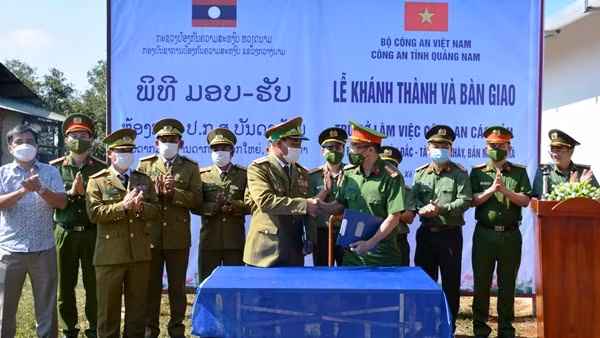 Bàn giao 32 trụ sở làm việc cho Công an các bản biên giới của Lào ảnh 4