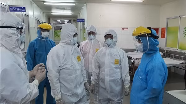 Mùng 2 Tết, ca nhiễm COVID-19 tiếp tục giảm mạnh ảnh 2