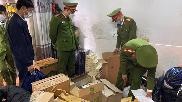 Bắt nhóm đối tượng "canh đường" cho giao dịch thuốc lá lậu ảnh 2