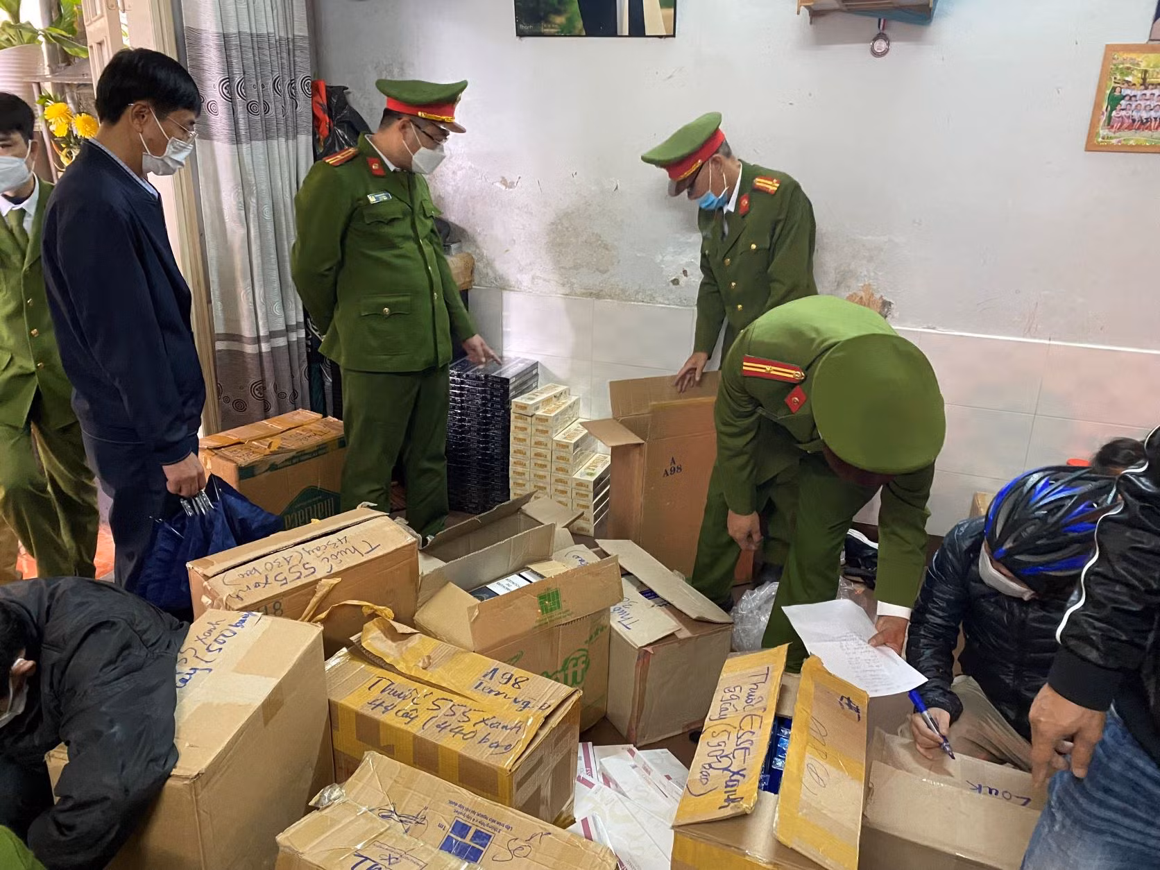 Bắt giam đối tượng mua bán hơn 6 nghìn bao thuốc lá lậu -0