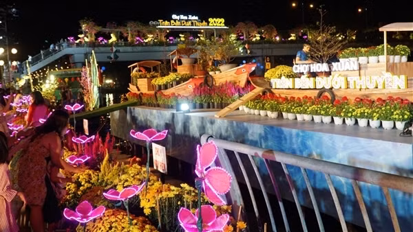 Sôi động chợ hoa “trên bến dưới thuyền”