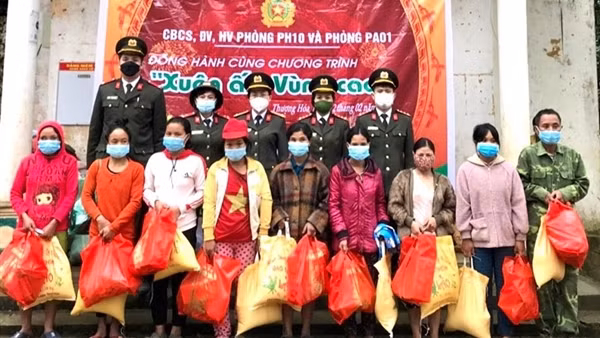 Nhiều hoạt động đem Tết yêu thương đến với vùng cao biên giới