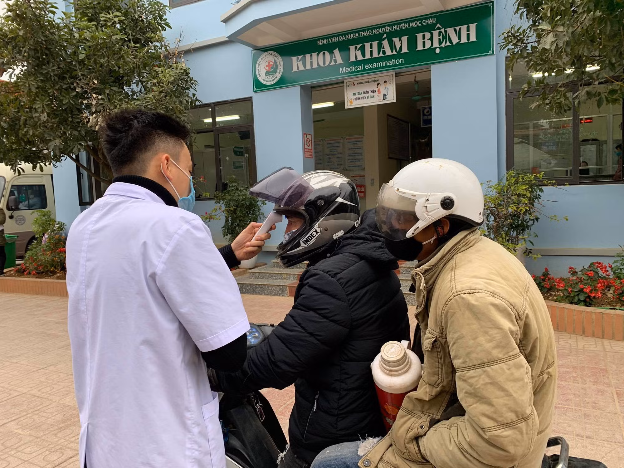 Cả nước giảm hơn 1.400 ca COVID-19, Hà Nội vẫn tăng cao -1