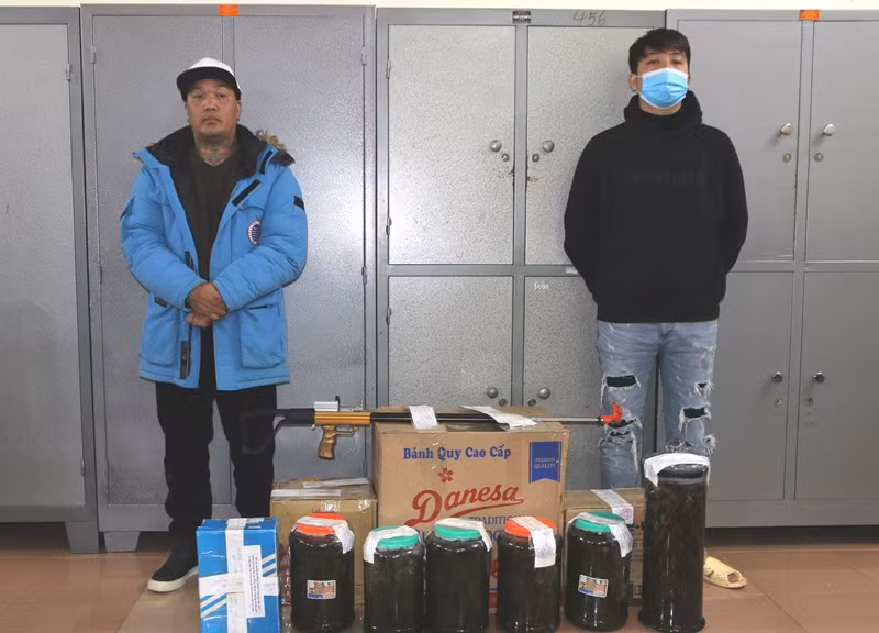 Bắt 2 đối tượng cho vay lãi nặng thu giữ nhiều công cụ hỗ trợ -0