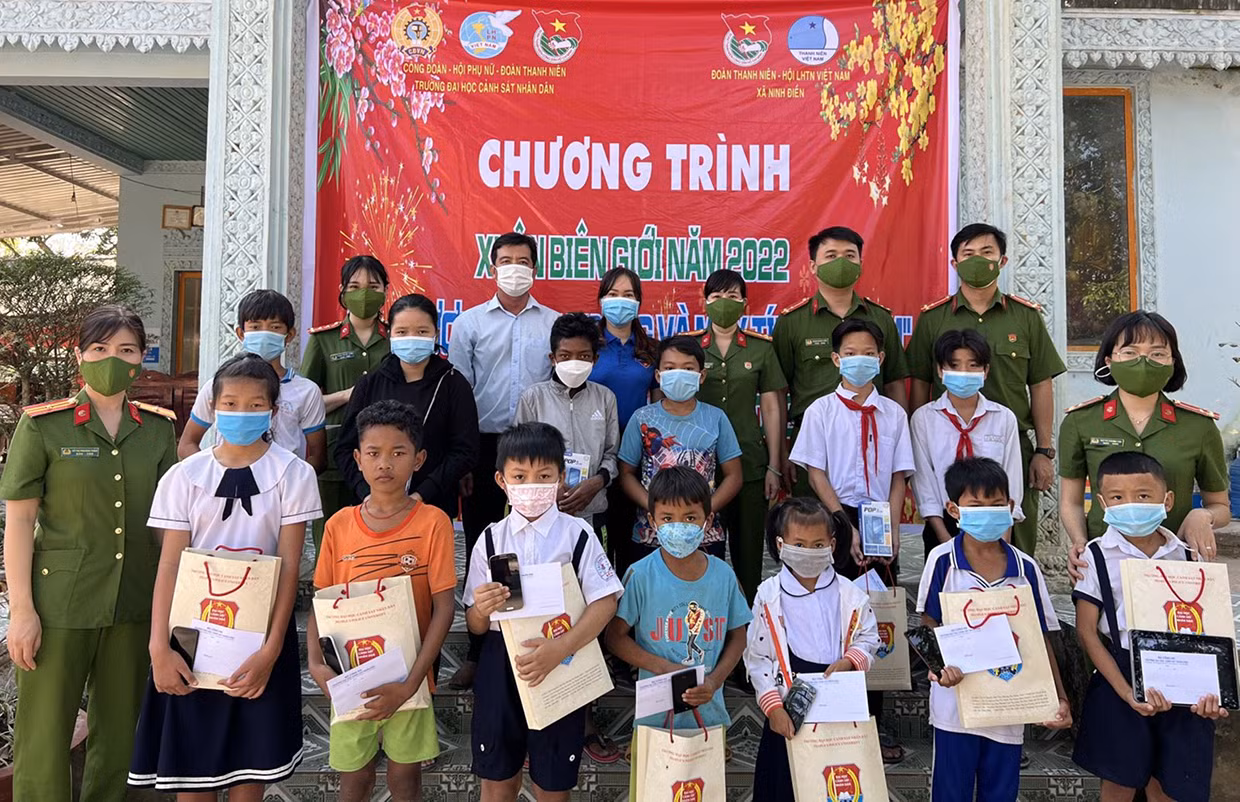 Mang xuân ấm áp đến người dân và học sinh nghèo -0