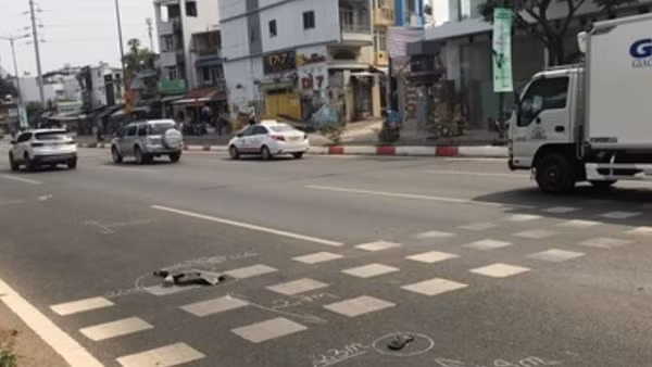 Bị ô tô tông tử vong vì chạy băng ngang đường không quan sát