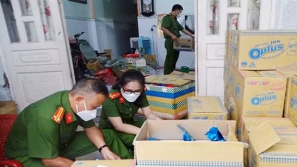 Phát hiện 2 cơ sở sản xuất nước sát khuẩn và dầu gió giả quy mô lớn ảnh 4